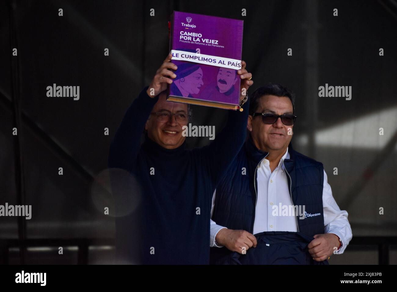 Bogotà, Colombia. 16 luglio 2024. Il presidente Gustavo Petro, solleva nelle sue mani il libro in cui si trova il disegno di legge sulla riforma delle pensioni presso Plaza de Bolivar a Bogotà, Colombia, 16 luglio 2024. Foto di: Cristian Bayona/Long Visual Press credito: Long Visual Press/Alamy Live News Foto Stock