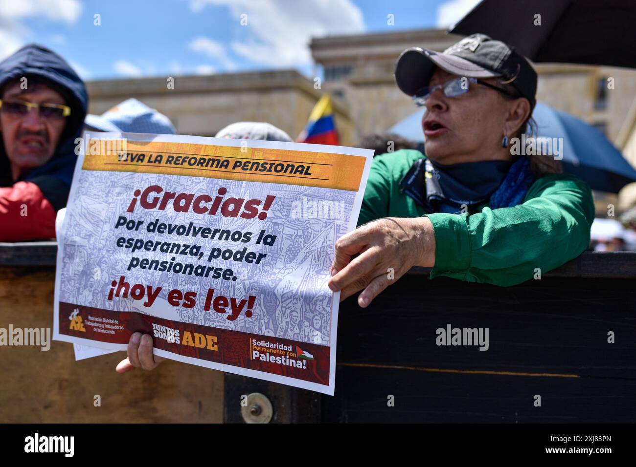 Bogotà, Colombia. 16 luglio 2024. I sostenitori dell'atto di sanzione della riforma pensionistica sollevano segnali a sostegno del governo, nella Plaza de Bolivar di Bogotà, Colombia, 16 luglio 2024. Foto di: Cristian Bayona/Long Visual Press credito: Long Visual Press/Alamy Live News Foto Stock