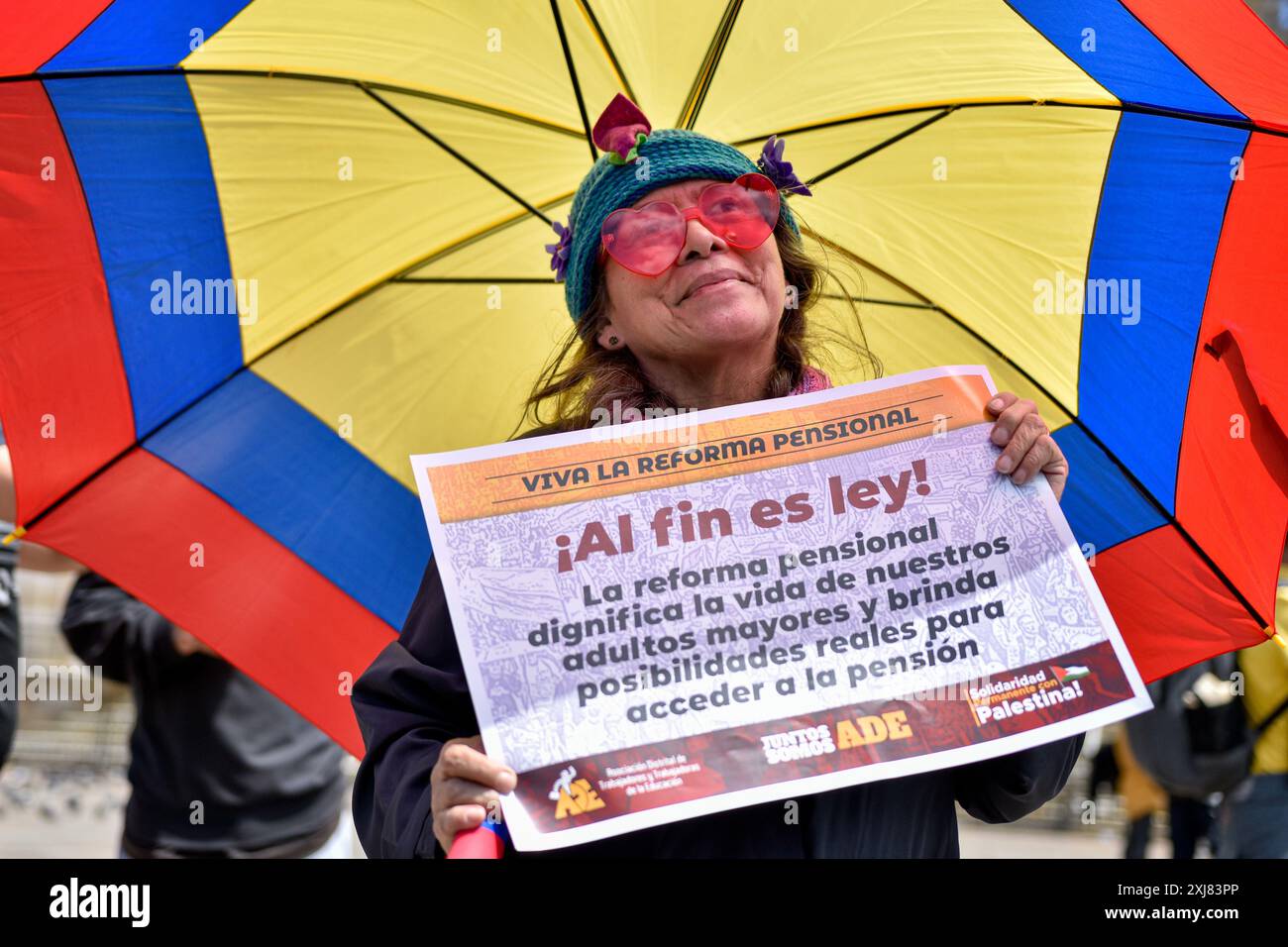 Bogotà, Colombia. 16 luglio 2024. I sostenitori dell'atto di sanzione della riforma pensionistica sollevano segnali a sostegno del governo, nella Plaza de Bolivar di Bogotà, Colombia, 16 luglio 2024. Foto di: Cristian Bayona/Long Visual Press credito: Long Visual Press/Alamy Live News Foto Stock