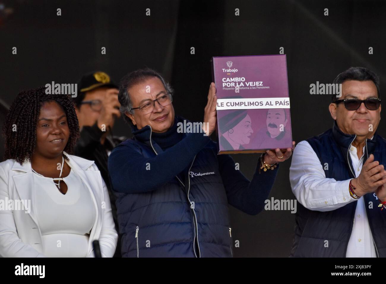 Bogotà, Colombia. 16 luglio 2024. Il presidente Gustavo Petro, solleva nelle sue mani il libro in cui si trova il disegno di legge sulla riforma delle pensioni presso Plaza de Bolivar a Bogotà, Colombia, 16 luglio 2024. Foto di: Cristian Bayona/Long Visual Press credito: Long Visual Press/Alamy Live News Foto Stock