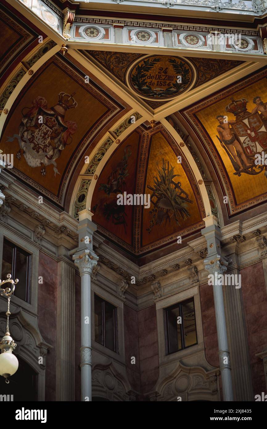 Uno stemma decora il soffitto, esaltando la bellezza e la grandezza Foto Stock