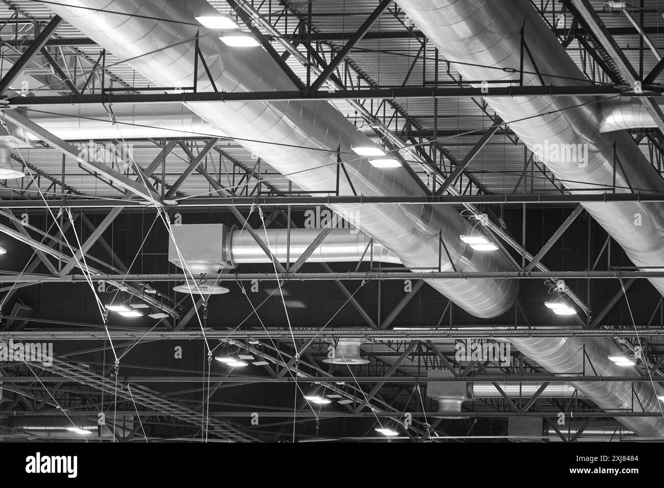 Dettaglio tubazioni di distribuzione refrigerazione aria industriale. Costruzione di infrastrutture interne. Foto Stock