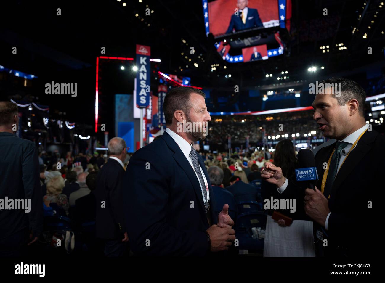 Il senatore degli Stati Uniti Markwayne Mullin (repubblicano dell'Oklahoma) fa un'intervista alla Convention nazionale repubblicana a Milwaukee, Wisconsin, al Fiserv Forum di martedì 16 luglio 2024. Crediti: Annabelle Gordon/CNP Foto Stock