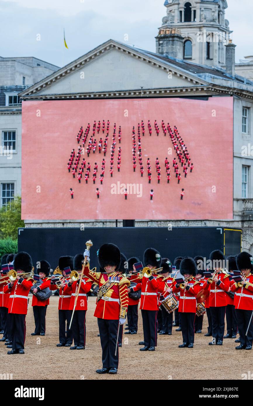 Londra, Regno Unito. 16 luglio 2024. Il 80° anniversario del D-Day è ricordato - il "Military Musical Spectacular" dell'esercito britannico, una celebrazione estiva di tre notti alla Horse Guards Parade, Londra, il 16, 17 e 18 luglio 2024. Uno spettacolo dal vivo all'aperto che mostra alcuni dei musicisti militari più talentuosi dell'esercito britannico. Presenta le bande massaggiate della Household Division, le pipe massed e tamburi, i trombettieri dello stato a cavallo e i Guns and Horses della King's Troop Royal Horse Artillery arriverà la prossima settimana. Crediti: Guy Bell/Alamy Live News Foto Stock