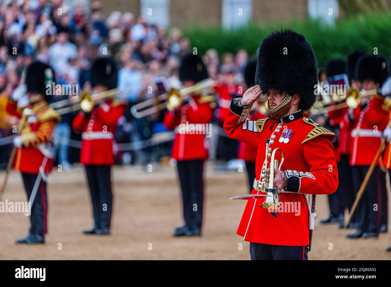 Londra, Regno Unito. 16 luglio 2024. Il finale con l'ultimo post e God Save the King - il 'Military Musical Spectacular' dell'esercito britannico, una celebrazione estiva di tre notti sulla Horse Guards Parade, Londra, il 16, 17 e 18 luglio 2024. Uno spettacolo dal vivo all'aperto che mostra alcuni dei musicisti militari più talentuosi dell'esercito britannico. Presenta le bande massaggiate della Household Division, le pipe massed e tamburi, i trombettieri dello stato a cavallo e i Guns and Horses della King's Troop Royal Horse Artillery arriverà la prossima settimana. Crediti: Guy Bell/Alamy Live News Foto Stock