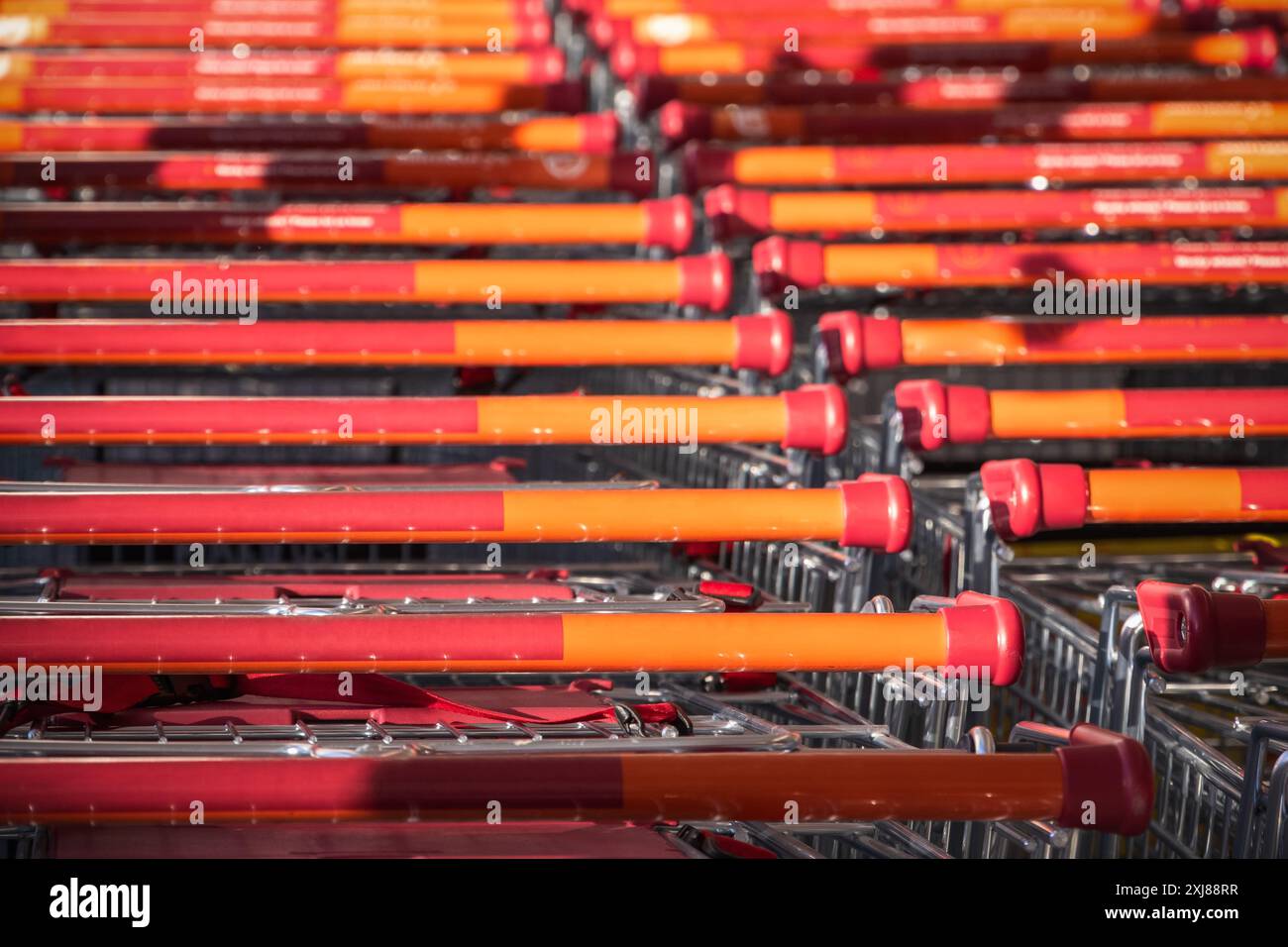 Carrelli per supermercati impilati in fila Foto Stock
