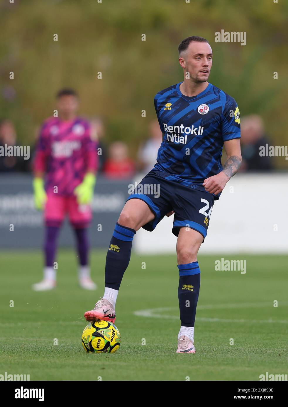 Toby Mullarkey di Crawley Town durante la pre-stagione amichevole tra Lewes e Crawley Town al Dripping Pan. Foto Stock