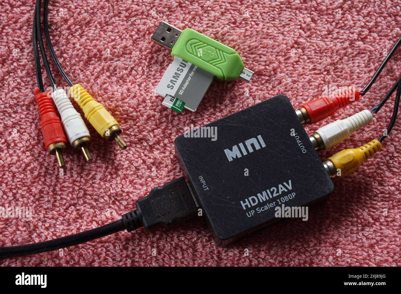 Terengganu, Malesia - 1 agosto 2024: Adattatore Mini HDMI su sfondo rosso. HDMI (High-Definition Multimedia Interface). Per uso multimediale. Foto Stock