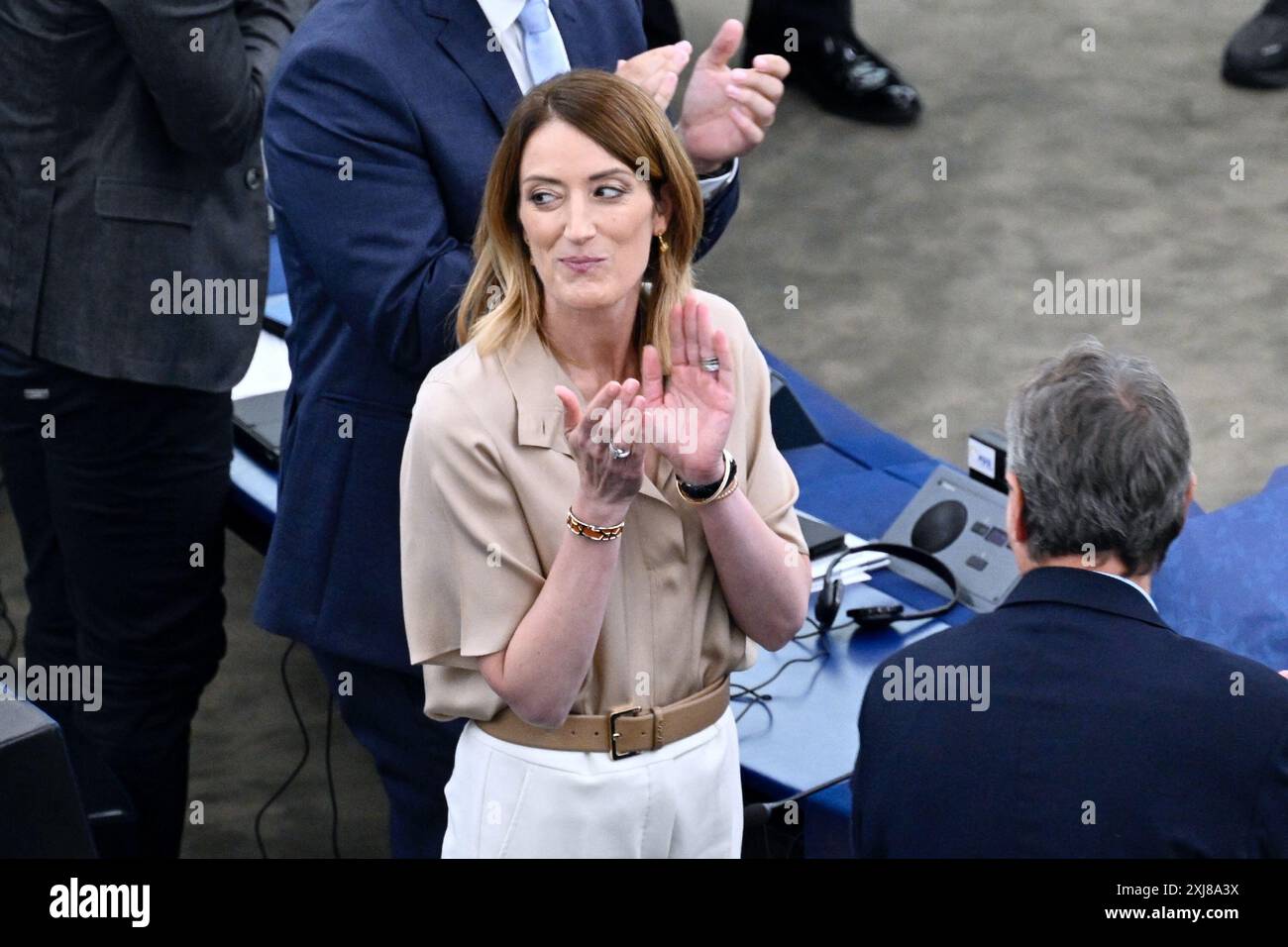 Strasburgo, Francia. 16 luglio 2024. Il Presidente del Parlamento europeo Roberta Metsola è applaudito dopo aver tenuto un discorso durante una sessione di voto per eleggere il nuovo Presidente del Parlamento europeo durante la prima sessione plenaria della neo-eletta Assemblea europea a Strasburgo, nella Francia orientale, il 16 luglio 2024. Foto di Nicolas Roses/ABACAPRESS. COM credito: Abaca Press/Alamy Live News Foto Stock