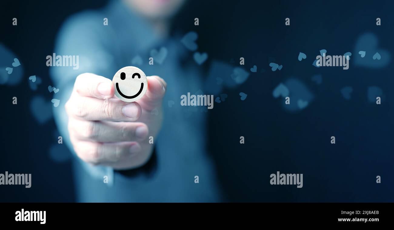 Concetto di felicità e soddisfazione. Un uomo ha un volto sorridente su sfondo scuro che rappresenta essere soddisfatto e felice, positivo e benessere Foto Stock