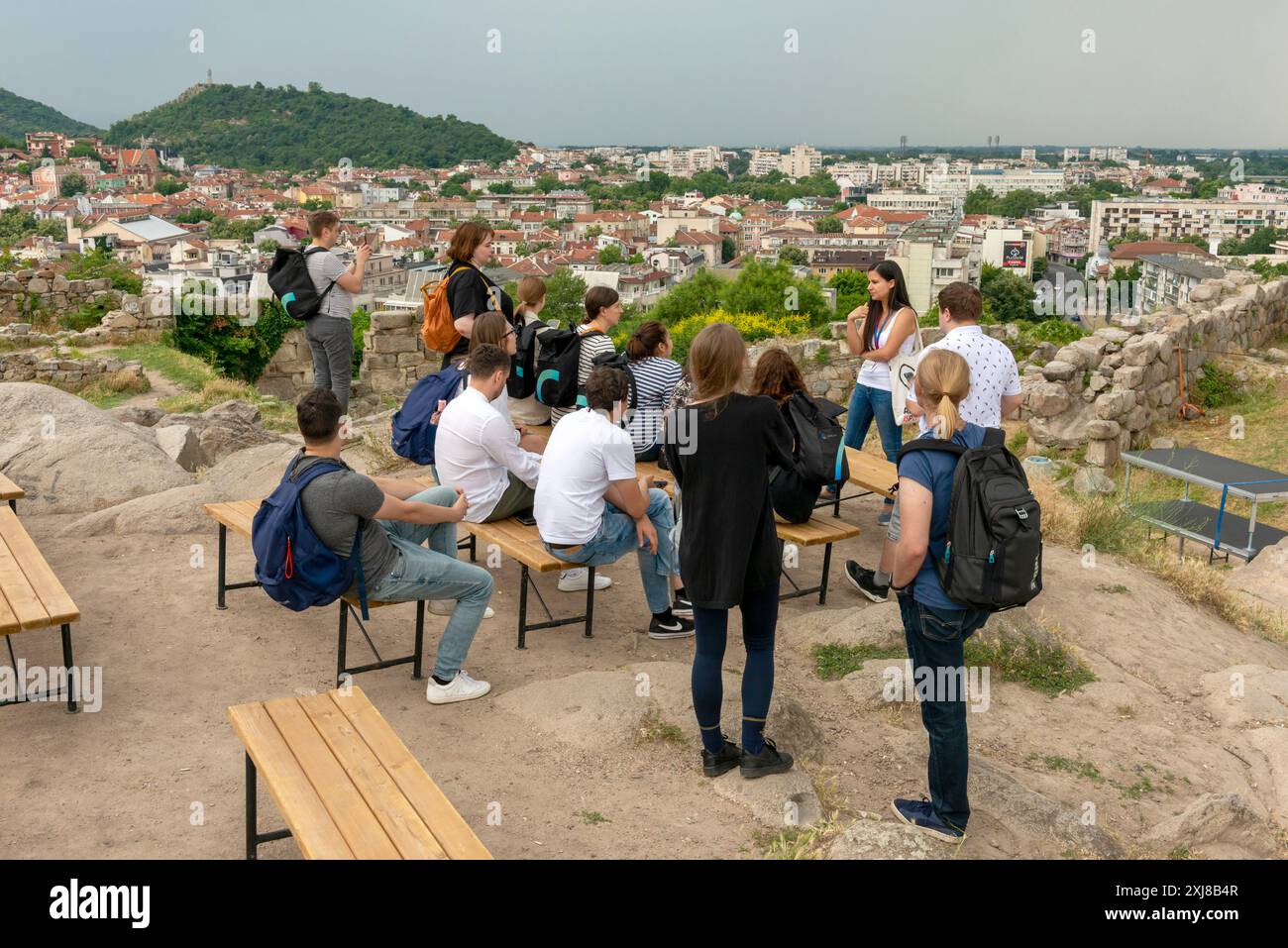 Bulgaria Plovdiv gruppo di turisti sulla collina di Nebet Tepe che domina la città di Plovdiv, Bulgaria, Europa orientale, Balcani, UE Foto Stock