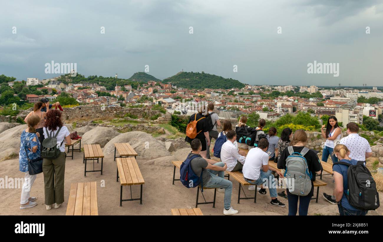 Gruppo di turisti sulla collina di Nebet Tepe che domina la città di Plovdiv, Bulgaria, Europa orientale, Balcani, UE Foto Stock