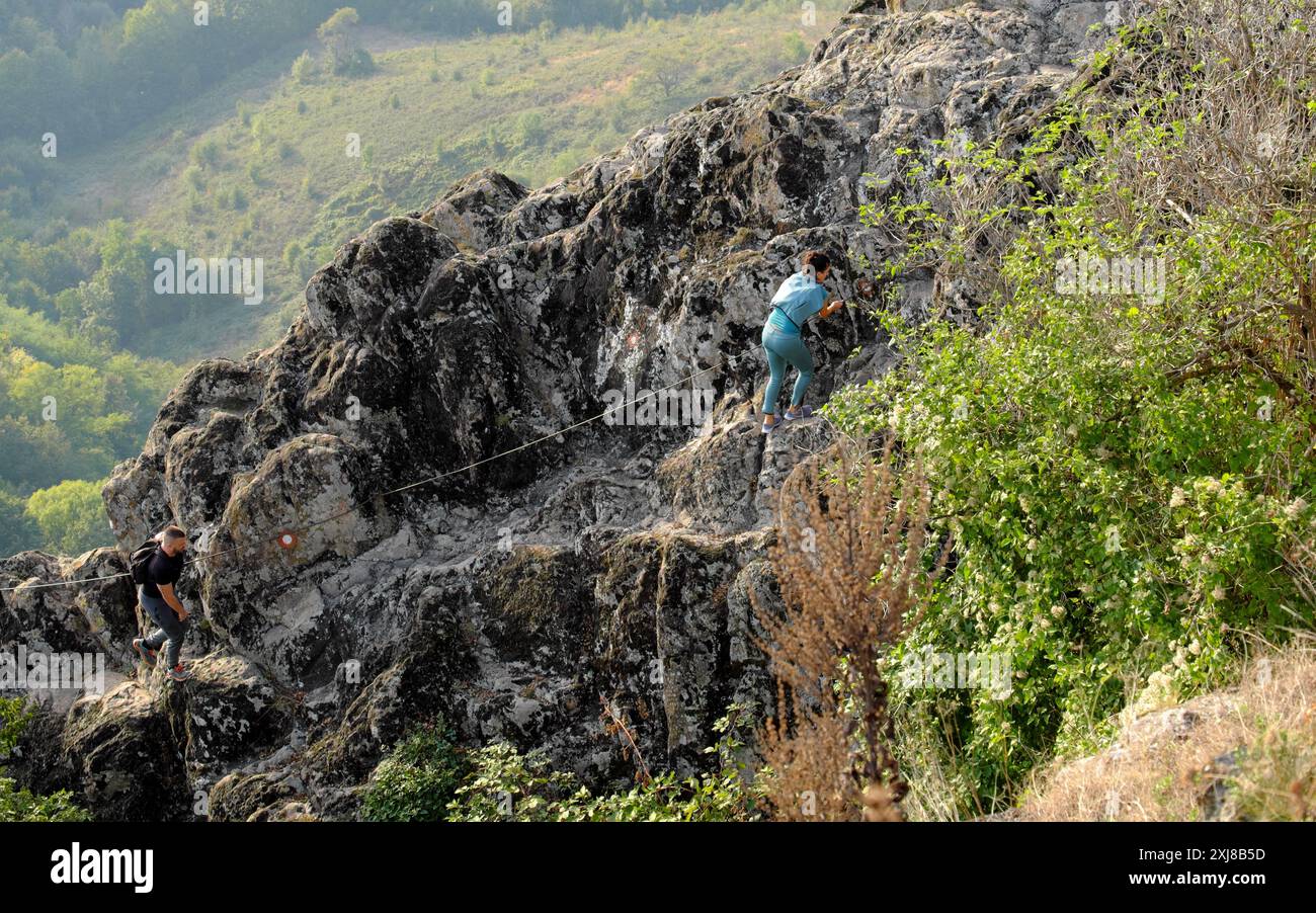 Un paio di escursionisti (non sicuri) su facile via ferrata per la collina di Ostrvica sul monte Rudnik a Sumadija, nella Serbia centrale Foto Stock