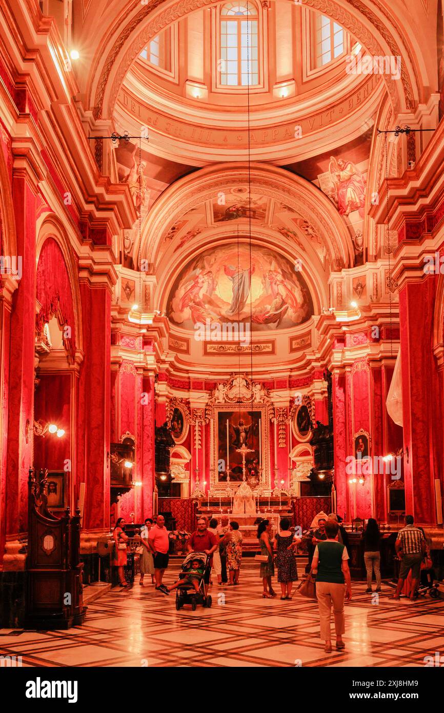 Interno della chiesa parrocchiale di Lija riccamente decorata con damasca rossa in occasione della festa titolare, la Trasfigurazione di Cristo. Malta, Europa Foto Stock