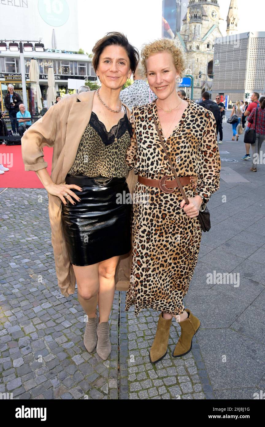 Christina Hecke mit Ehefrau Stefanie Henn bei der Premiere des Kinofilms Die Ermittlung im Zoo Palast. Berlino, 16.07.2024 *** Christina Hecke con la moglie Stefanie Henn alla prima del film Die Ermittlung allo Zoo Palast di Berlino, 16 07 2024 foto:XF.xKernx/xFuturexImagex ermittlung_4702 Foto Stock