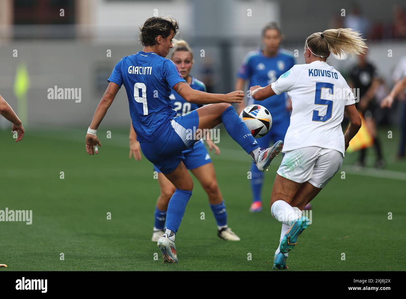 Valentina Giacinti (Italy Women)Emma Koivisto (Finland Women) durante la partita UEFA European Women Qualifier 2025 tra Italia donne 4-0 Finlandia femminile allo Stadio Druso il 16 luglio 2024 a Bolzen, Italia. Crediti: Maurizio Borsari/AFLO/Alamy Live News Foto Stock