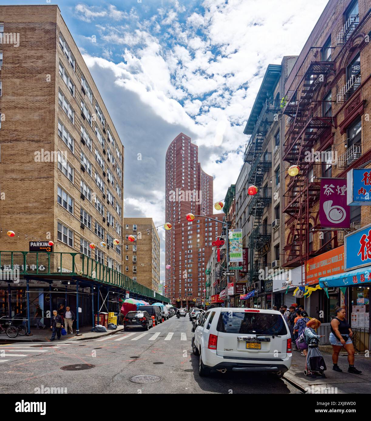 NYC Chinatown: Bayard Street, guardando a est da Elizabeth Street nel cuore di Chinatown. Le lanterne di carta colorata si aprono sopra la strada alberata. Foto Stock