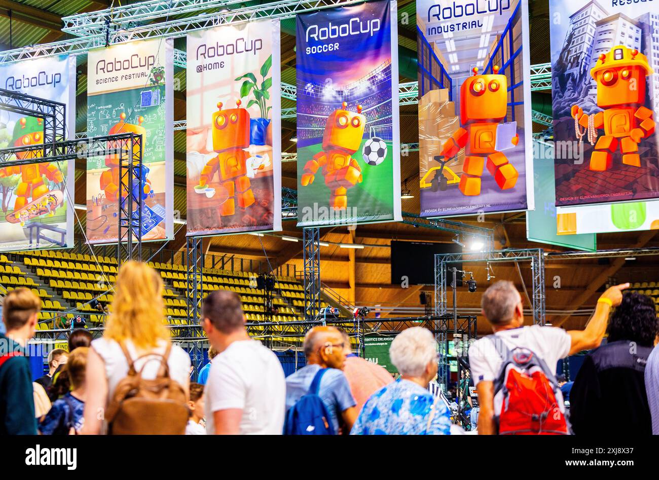 EINDHOVEN - udienza durante una giornata di allenamento in vista della Coppa del mondo di robot: RoboCup 2024. Le università e le aziende tecnologiche di tutto il mondo mostrano ciò che i loro robot possono fare in varie discipline. ANP IRIS VAN DEN BROEK netherlands Out - belgio Out Foto Stock