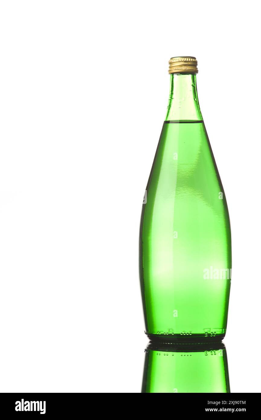 Questa fotografia presenta un'elegante bottiglia d'acqua Perrier, catturata splendidamente su uno sfondo bianco pulito. Foto Stock