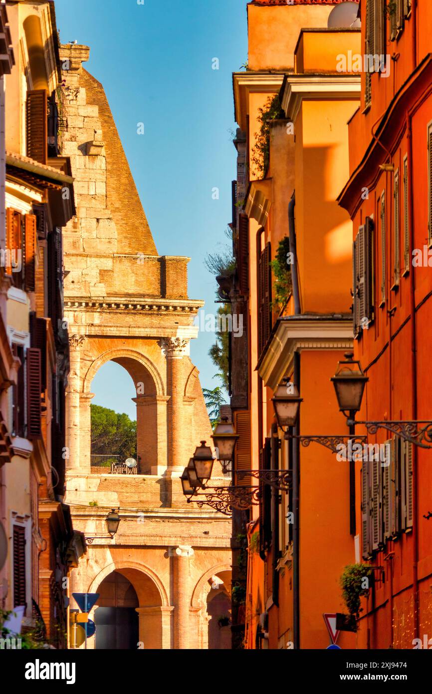 Vista del Colosseo da via dell'Agnello, Roma, Italia Foto Stock