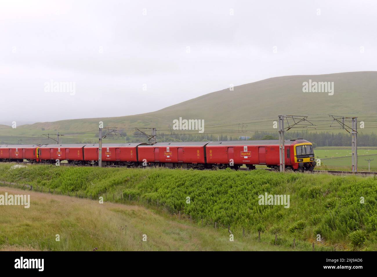 Royal mail Parcels train 325001 diretto a sud sulla West Coast Main Line vicino a Beattock, Scozia, Regno Unito. 3 luglio 2024 Foto Stock