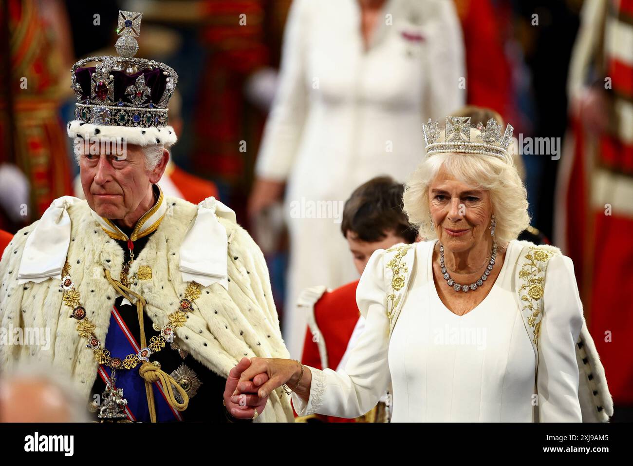 Re Carlo III, indossando la corona imperiale e la veste di Stato, e la regina Camilla, indossando il Diadem di Stato di Giorgio IV, durante l'apertura di Stato del Parlamento, nella camera dei lord al Palazzo di Westminster a Londra. Data foto: Mercoledì 17 luglio 2024. Foto Stock