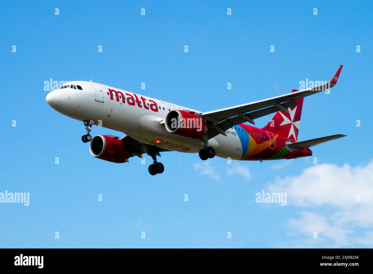 Airbus A320 aeroplano KM Malta Airlines Airways che vola in Blue Sky Foto Stock