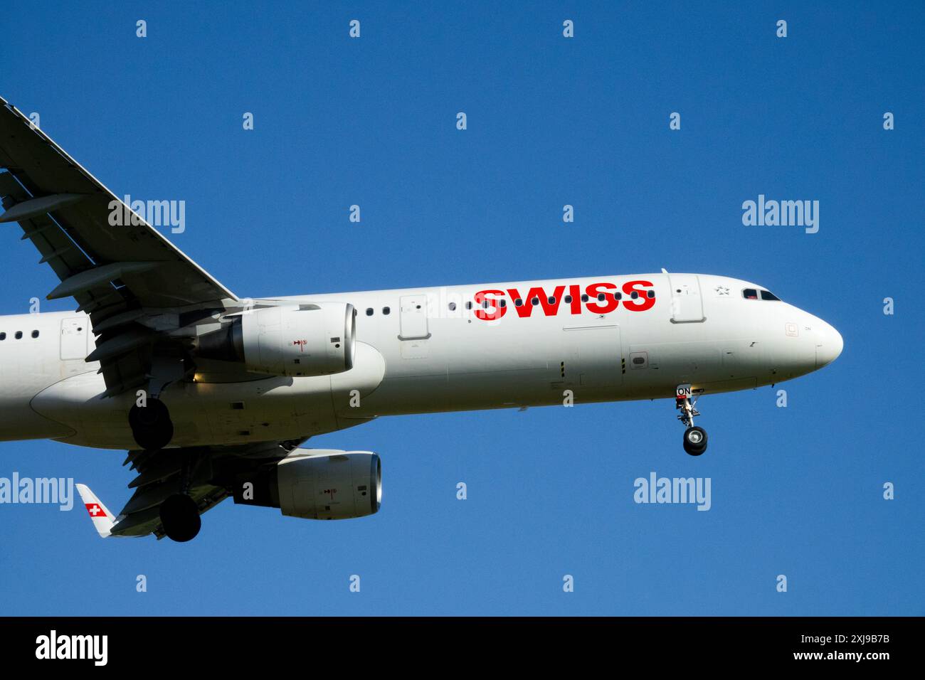 Airbus A321 Swiss Airways Airline Airways atterra in Blue Sky Foto Stock