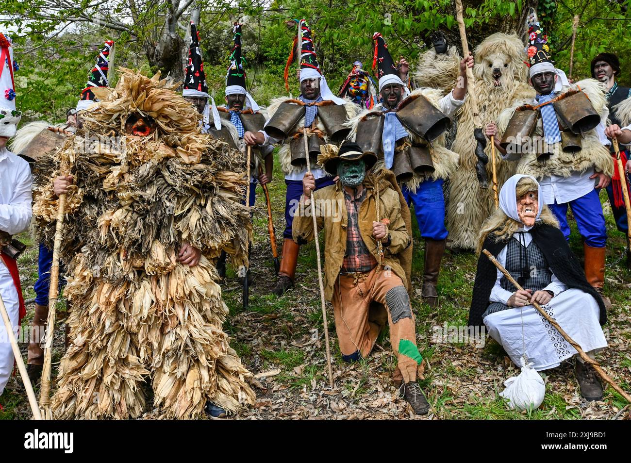 I membri di la Vijanera a Silió, Santander, Spagna, indossano costumi vivaci ed elaborati per celebrare una delle più antiche tradizioni carnevalesche d'Europa. Questo antico festival, con origini risalenti all'epoca pre-romana, presenta partecipanti a maschere animali, nastri colorati e campane, simboleggiando il trionfo del bene sul male e l'arrivo del nuovo anno. Foto Stock