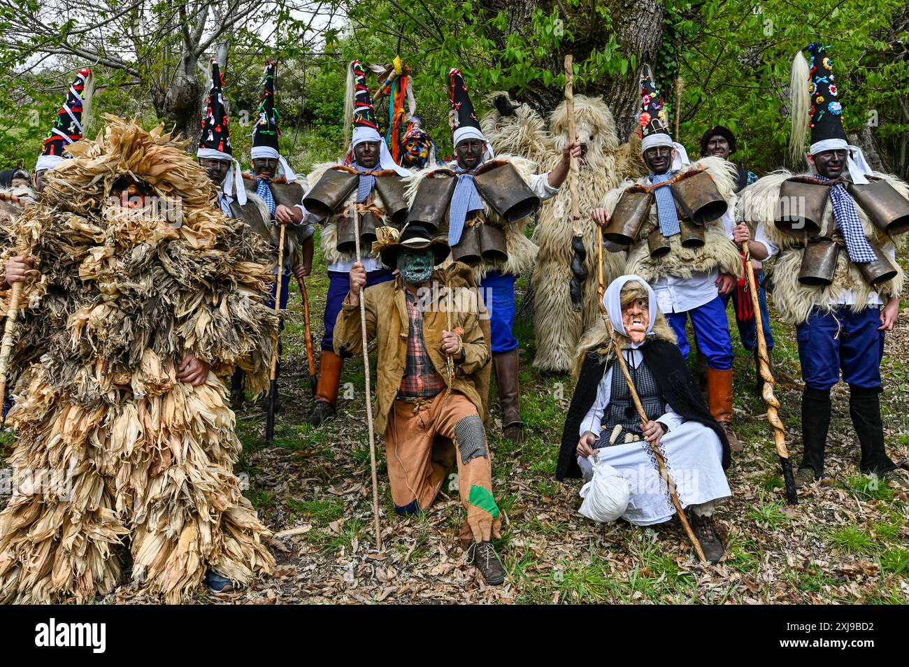 I membri di la Vijanera a Silió, Santander, Spagna, indossano costumi vivaci ed elaborati per celebrare una delle più antiche tradizioni carnevalesche d'Europa. Questo antico festival, con origini risalenti all'epoca pre-romana, presenta partecipanti a maschere animali, nastri colorati e campane, simboleggiando il trionfo del bene sul male e l'arrivo del nuovo anno. Foto Stock