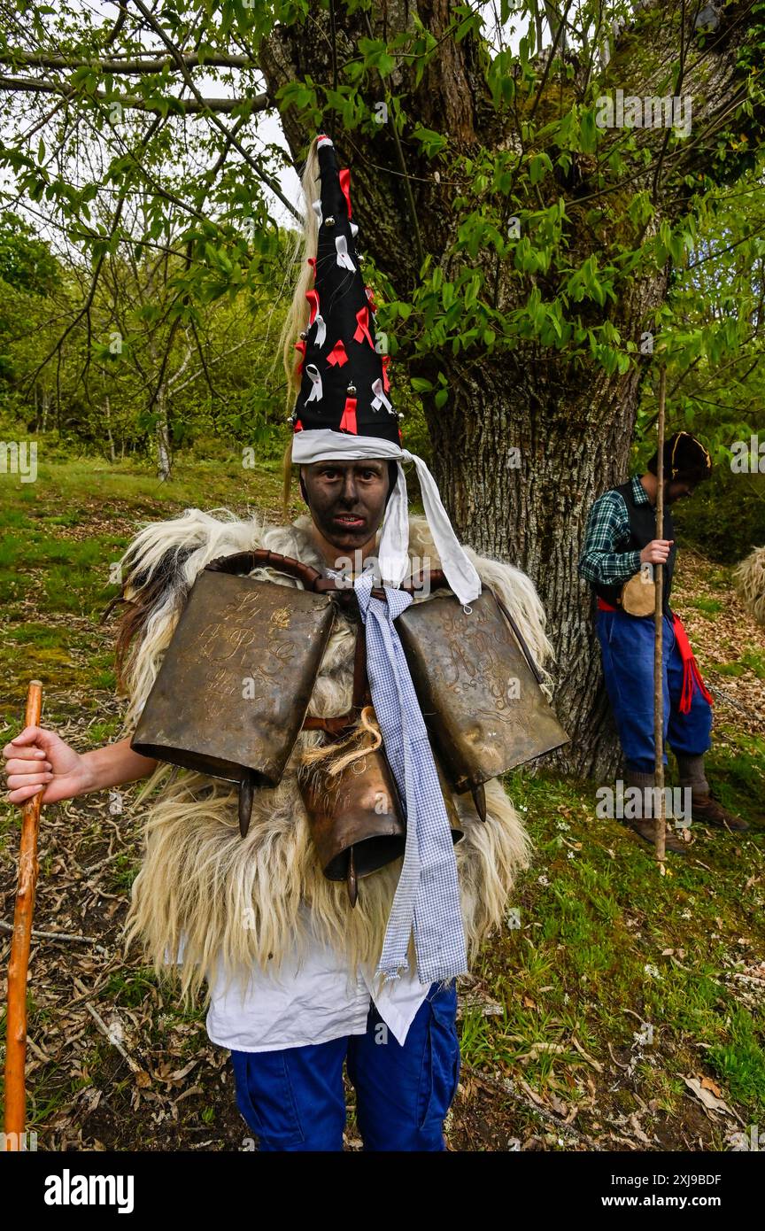 I membri di la Vijanera a Silió, Santander, Spagna, indossano costumi vivaci ed elaborati per celebrare una delle più antiche tradizioni carnevalesche d'Europa. Questo antico festival, con origini risalenti all'epoca pre-romana, presenta partecipanti a maschere animali, nastri colorati e campane, simboleggiando il trionfo del bene sul male e l'arrivo del nuovo anno. Foto Stock