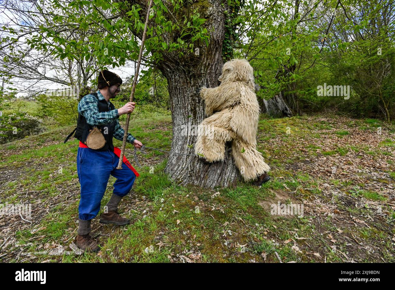 I membri di la Vijanera a Silió, Santander, Spagna, indossano costumi vivaci ed elaborati per celebrare una delle più antiche tradizioni carnevalesche d'Europa. Questo antico festival, con origini risalenti all'epoca pre-romana, presenta partecipanti a maschere animali, nastri colorati e campane, simboleggiando il trionfo del bene sul male e l'arrivo del nuovo anno. Foto Stock