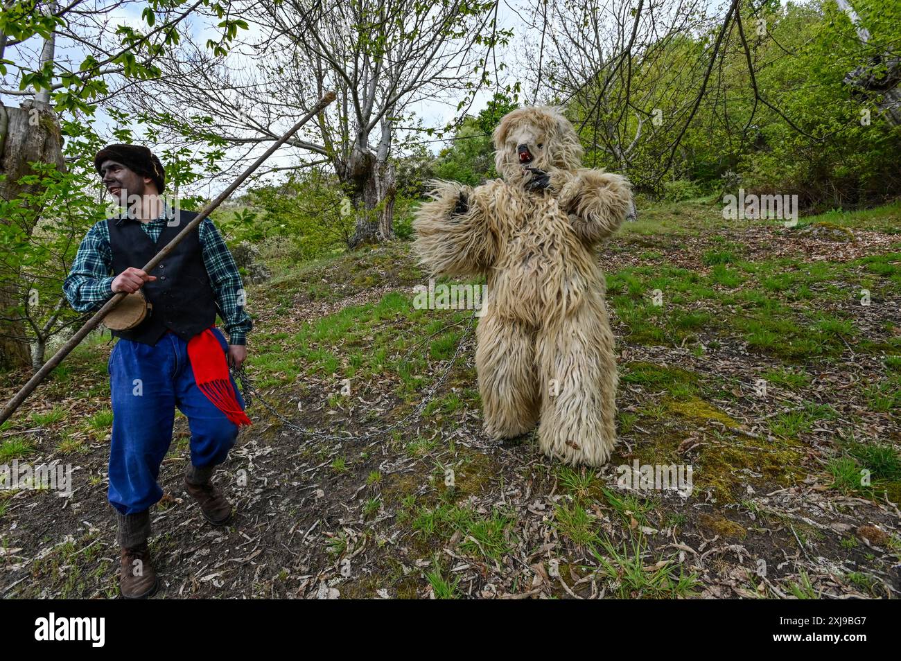 I membri di la Vijanera a Silió, Santander, Spagna, indossano costumi vivaci ed elaborati per celebrare una delle più antiche tradizioni carnevalesche d'Europa. Questo antico festival, con origini risalenti all'epoca pre-romana, presenta partecipanti a maschere animali, nastri colorati e campane, simboleggiando il trionfo del bene sul male e l'arrivo del nuovo anno. Foto Stock