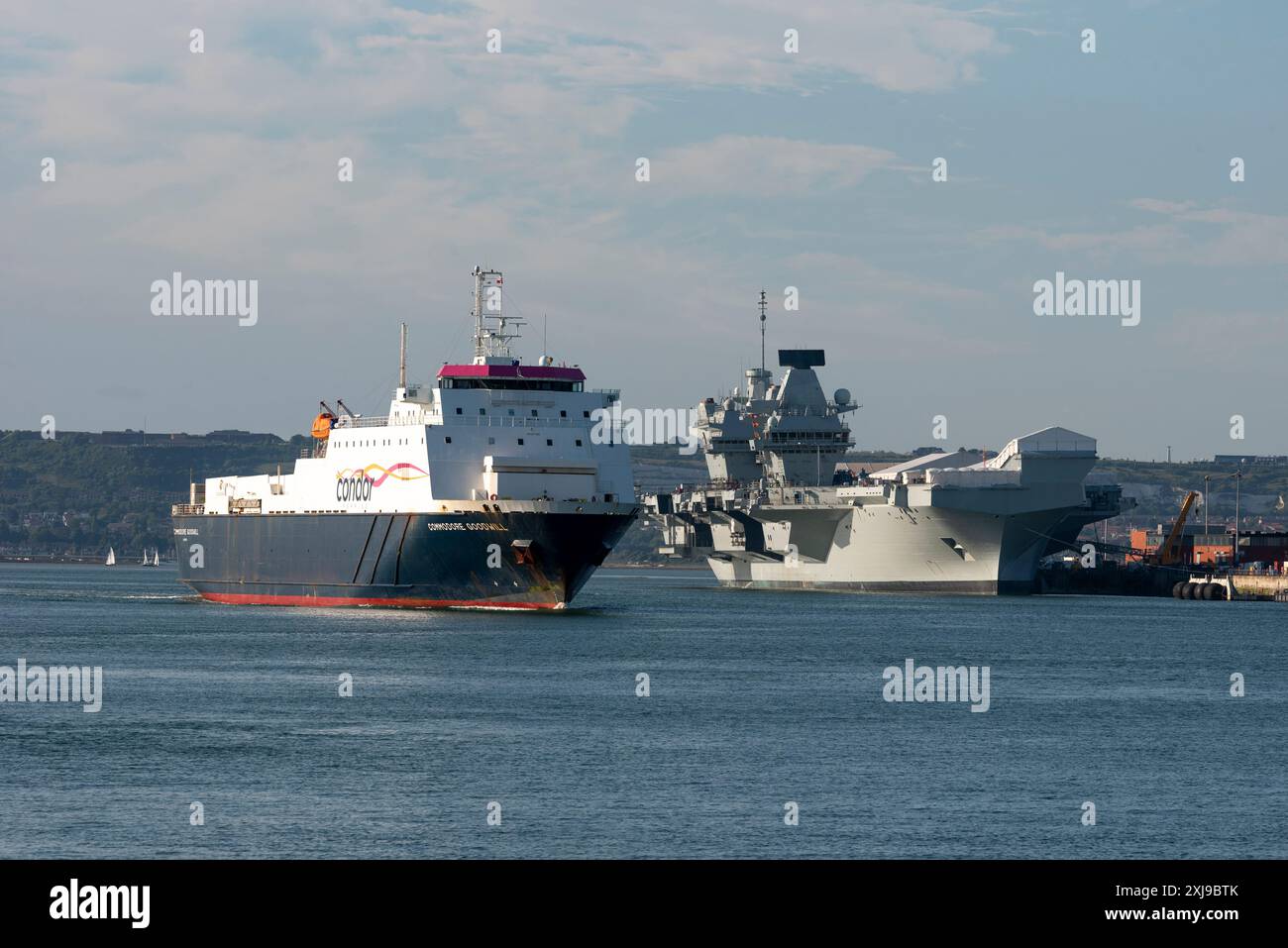 Portsmouth Harbour Inghilterra Regno Unito. 20.06.2024. Isole della Manica roro Ferry Commodore Goodwill passando per la portaerei HMS Prince of Wales. Foto Stock