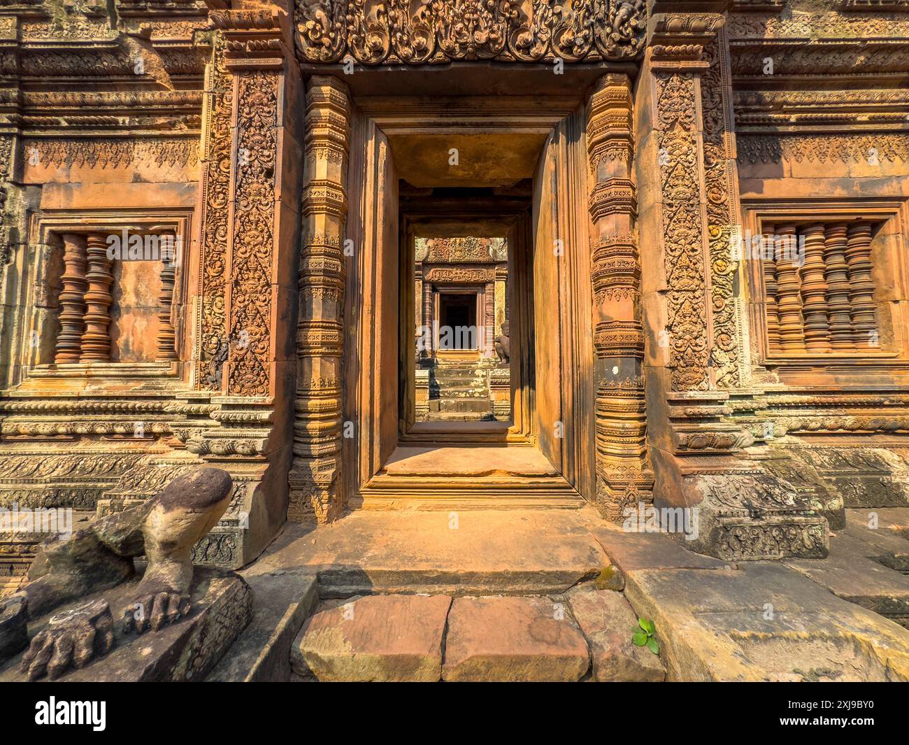 Il Tempio di Banteay Srei, un complesso di templi in miniatura costruito interamente in arenaria rossa nell'area di Angkor, sito Patrimonio dell'Umanità dell'UNESCO, Cambogia, Indocina Foto Stock