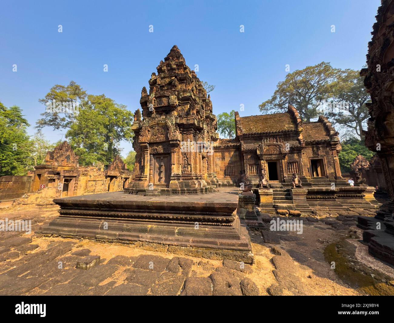 Il Tempio di Banteay Srei, un complesso di templi in miniatura costruito interamente in arenaria rossa nell'area di Angkor, sito Patrimonio dell'Umanità dell'UNESCO, Cambogia, Indocina Foto Stock