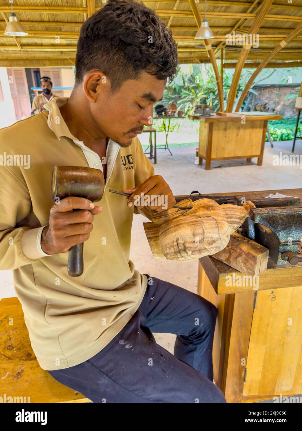 Artigiano che lavora a vari progetti presso il Satcha Handicraft Center di Siem Reap, Cambogia, Indocina, Sud-est asiatico, Asia Copyright: MichaelxNolan Foto Stock