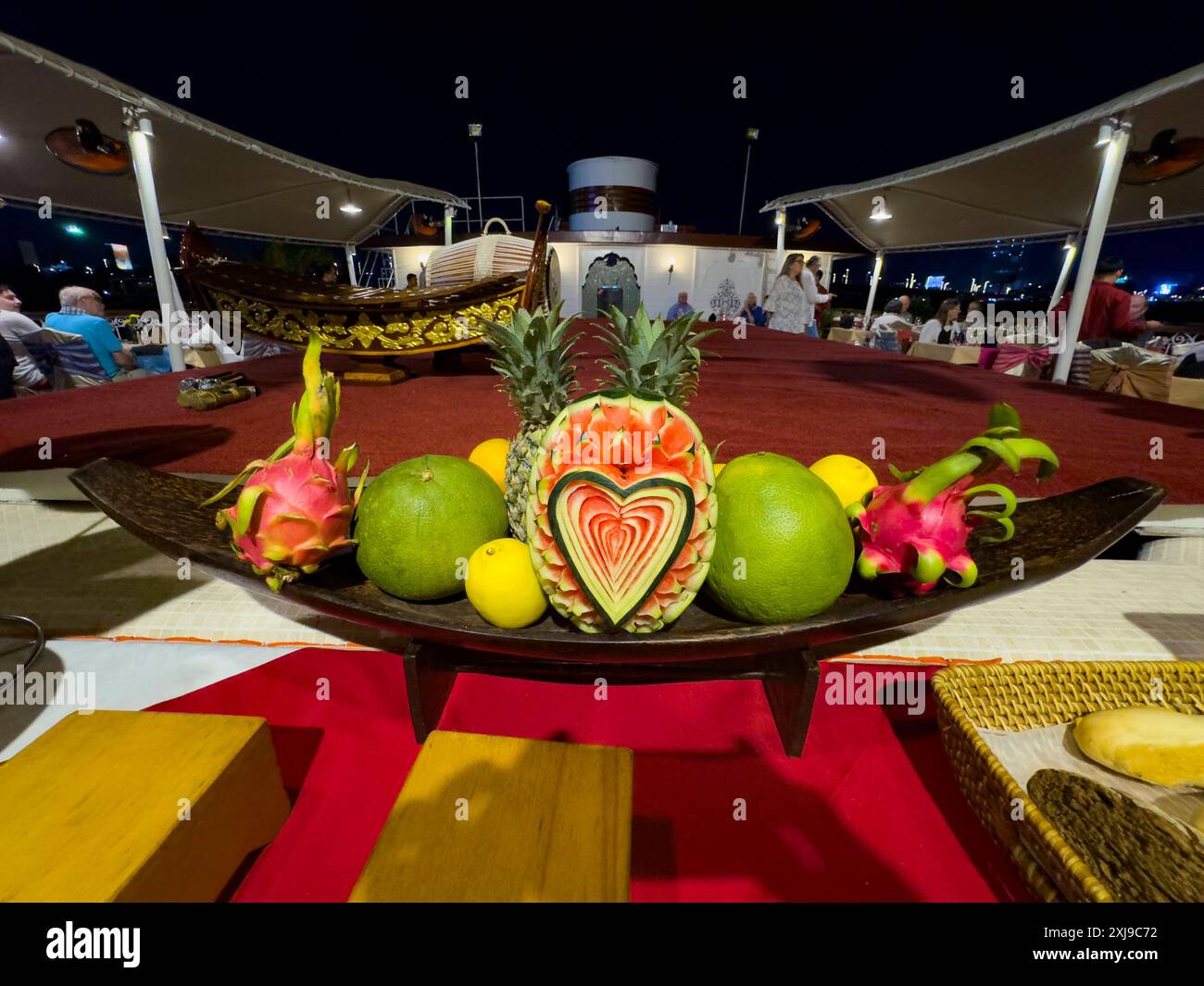 Palco per i ballerini apsara che si esibiscono sul M/V Jahan durante la cena, Angkor, Cambogia, Indocina, Sud-est asiatico, Asia Copyright: MichaelxNolan 111 Foto Stock