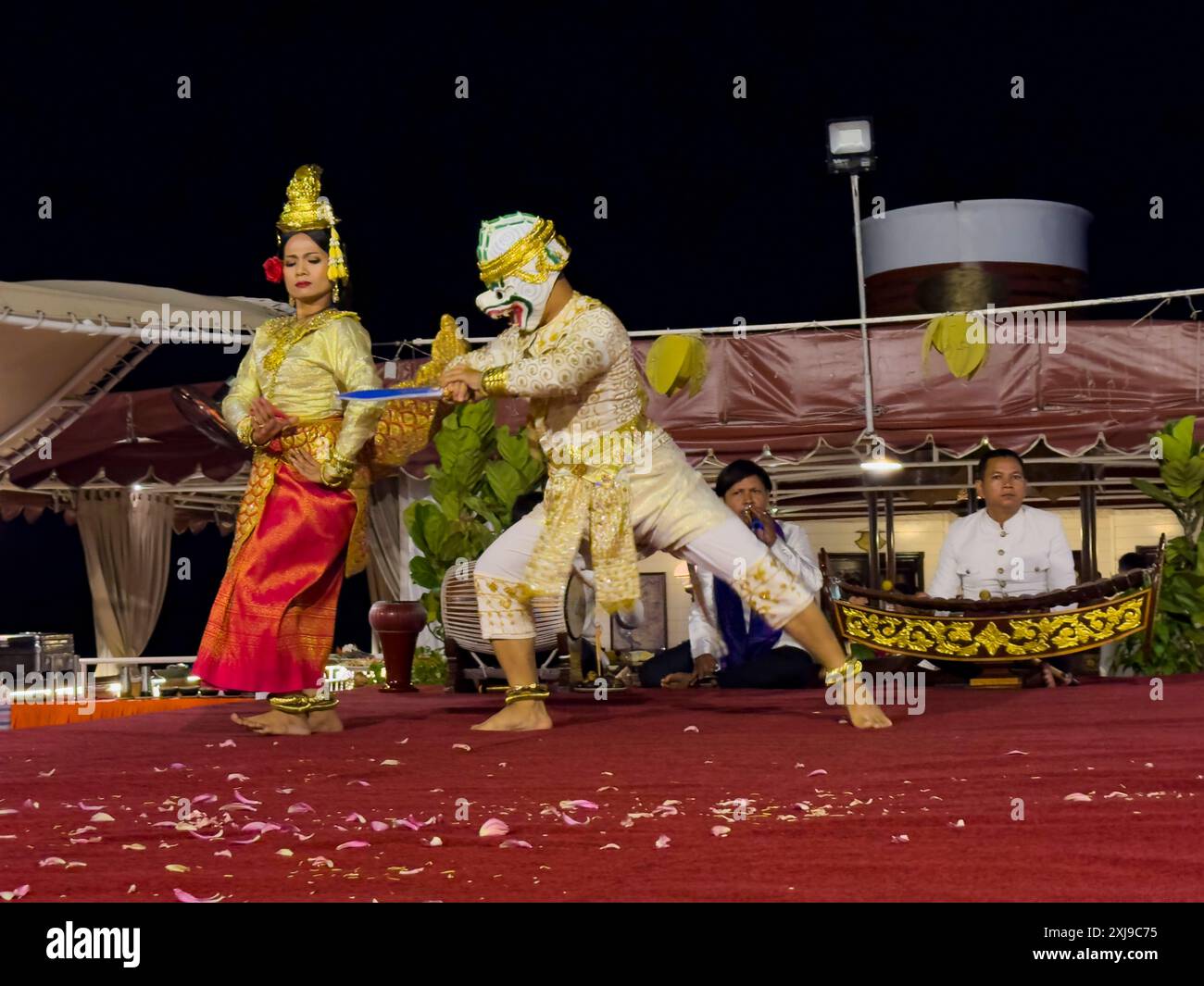 Ballerini Apsara che eseguono danze Khmer tradizionali sul M/V Jahan durante la cena, Angkor, Cambogia, Indocina, Sud-est asiatico, Asia Copyright: Michae Foto Stock