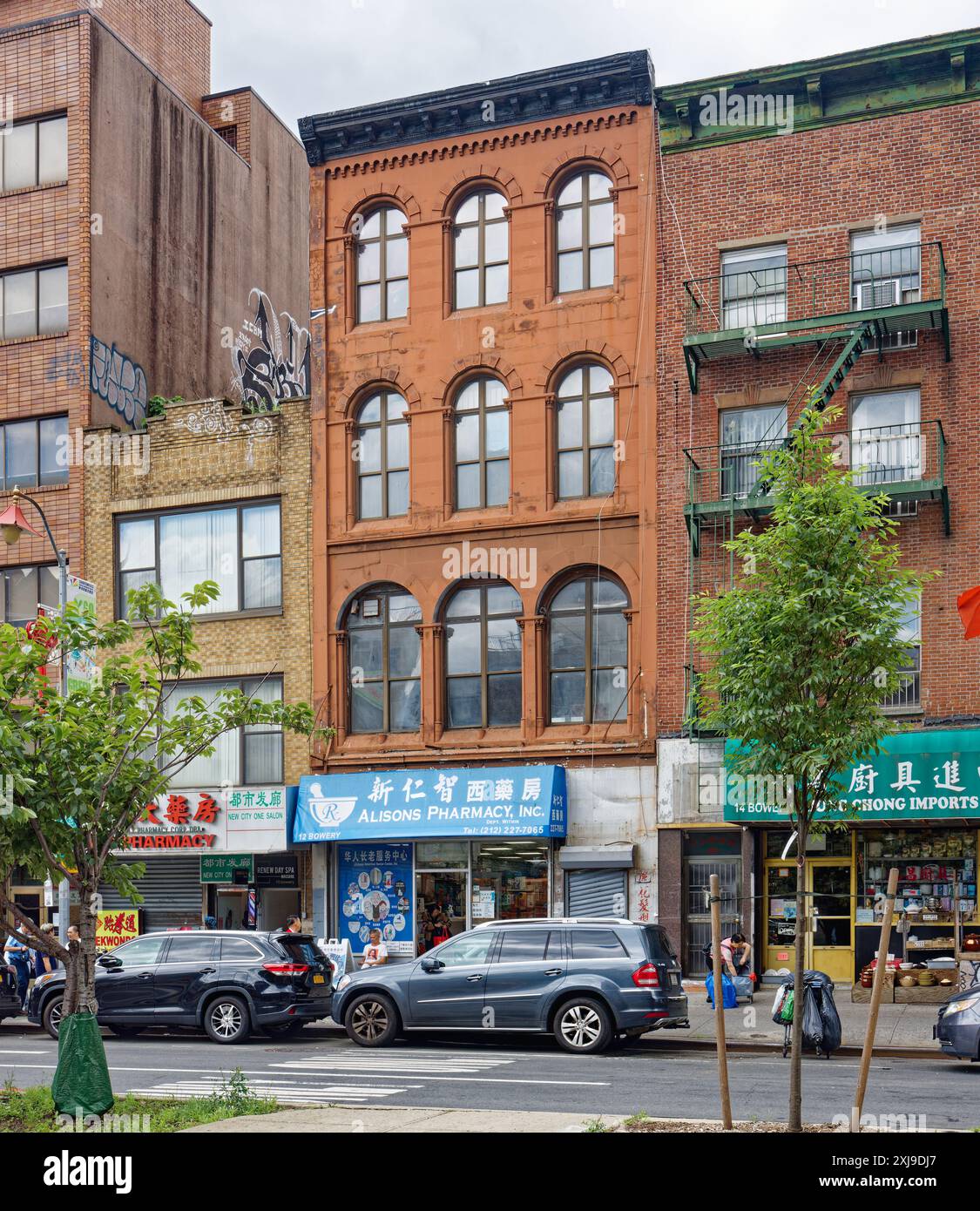 NYC Chinatown: Negozi ai piedi del Bowery, appena fuori dal percorso turistico di Doyer Street, ma ancora distintamente cinese. Foto Stock