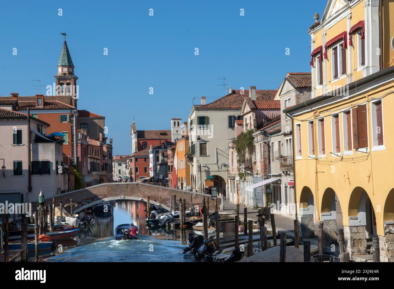 Centro storico di Chioggia, Canal Vena con barche da diporto su uno dei canali di questa antica città. Vecchi blocchi di appartamenti. Il campanile della chiesa di San Giacomo Apostolo. Chioggia in Veneto, anni '2024 2020, HOMER SYKES Foto Stock
