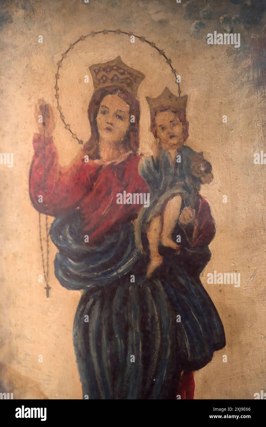 Madonna e Cristo bambino, arte primitiva cattolica. Un santuario sulla strada fissato a un muro di vicoli. Centro storico di Chioggia, regione Veneto d'Italia. HOMER SYKES anni '2024 2020 Foto Stock