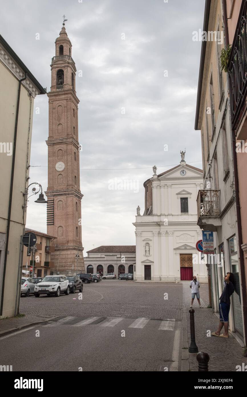 La torre della chiesa pendente e la chiesa di Sant'Antonio Martire, Piazza Guglielmo Marconi, Ficarolo, Italia. HOMER SYKES anni '2024 2020 Foto Stock