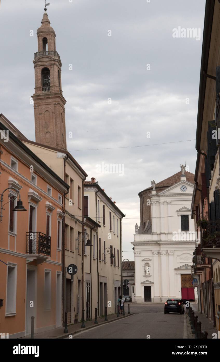 La torre della chiesa pendente e la chiesa di Sant'Antonio Martire, Piazza Guglielmo Marconi, Ficarolo, Italia. HOMER SYKES anni '2024 2020 Foto Stock
