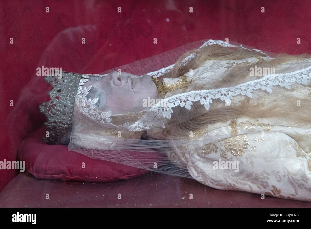 Santa Demetria vergine, martire e santa vestita di bianco, un riferimento alla sua purezza e innocenza. Una scultura policroma, arte cattolica nella Chiesa di tutti i Santi Pellestrina, che è un'isola italiana a Venezia. Italia, anni '2024 2020 HOMER SYKES Foto Stock