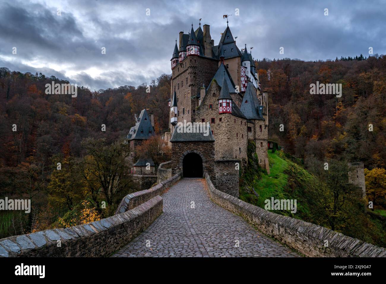 Castello storico medievale di Eltz in un paesaggio autunnale con alberi all'alba, Wierschem, Renania-Palatinato, Germania, Europa Copyright: LuisxPina 1346 Foto Stock