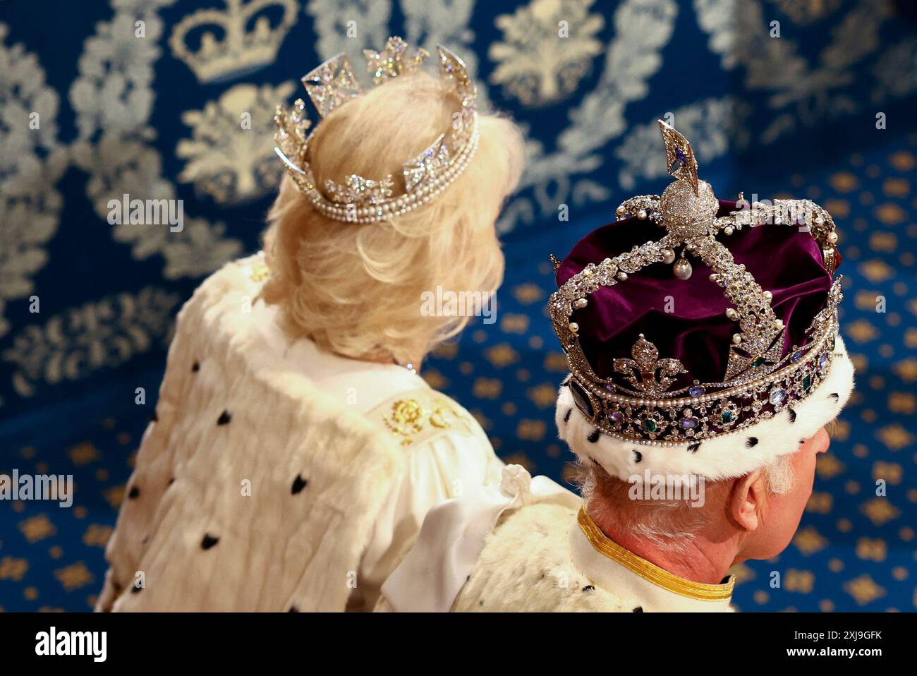 Re Carlo III, indossando la corona imperiale e la veste di Stato, e la regina Camilla, indossando il Diadem di Stato di Giorgio IV, dopo l'apertura di Stato del Parlamento, nella camera dei lord al Palazzo di Westminster a Londra. Data foto: Mercoledì 17 luglio 2024. Foto Stock