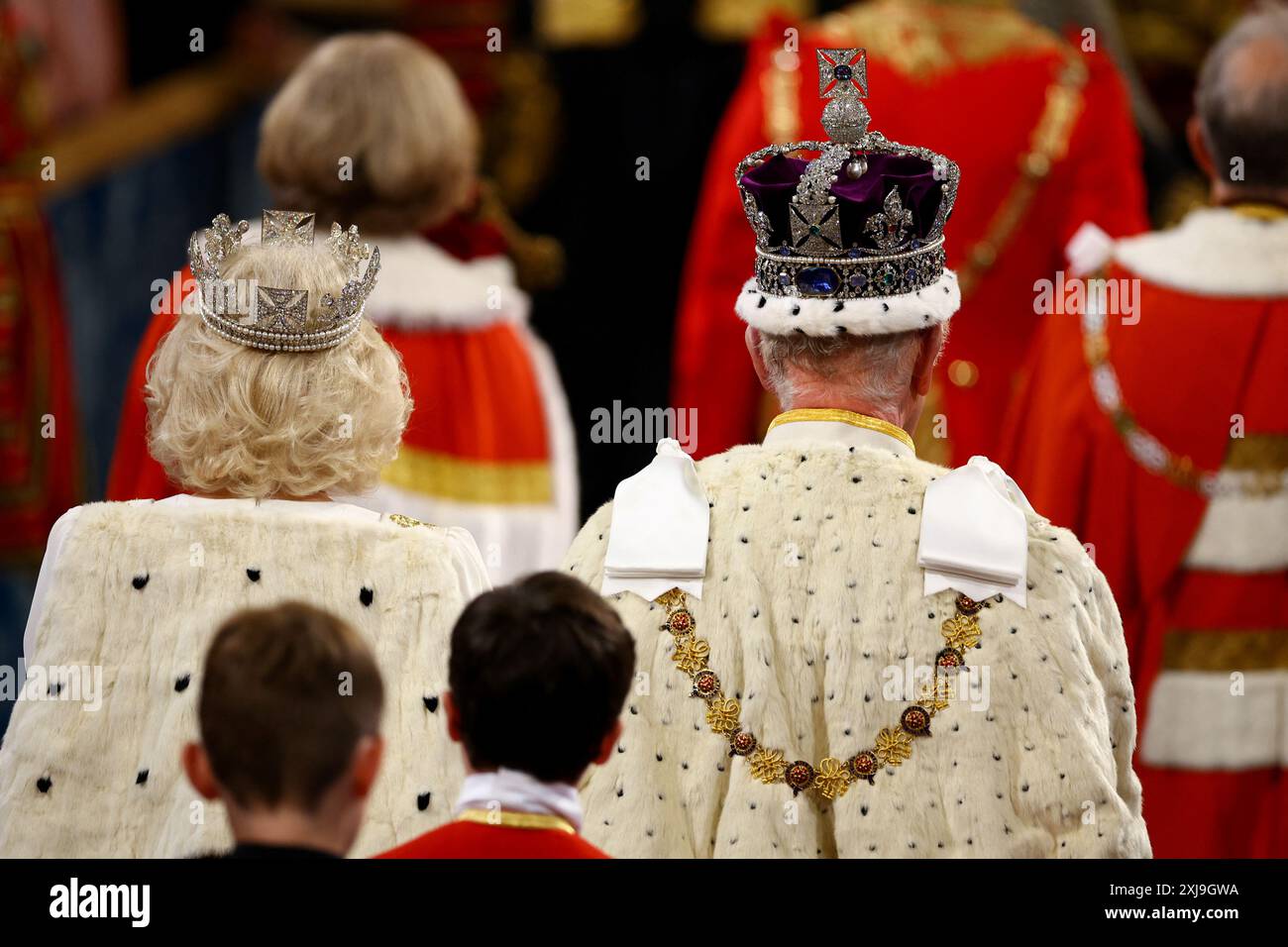 Re Carlo III, indossando la corona imperiale e la veste di Stato, e la regina Camilla, indossando il Diadem di Stato di Giorgio IV, dopo l'apertura di Stato del Parlamento, nella camera dei lord al Palazzo di Westminster a Londra. Data foto: Mercoledì 17 luglio 2024. Foto Stock