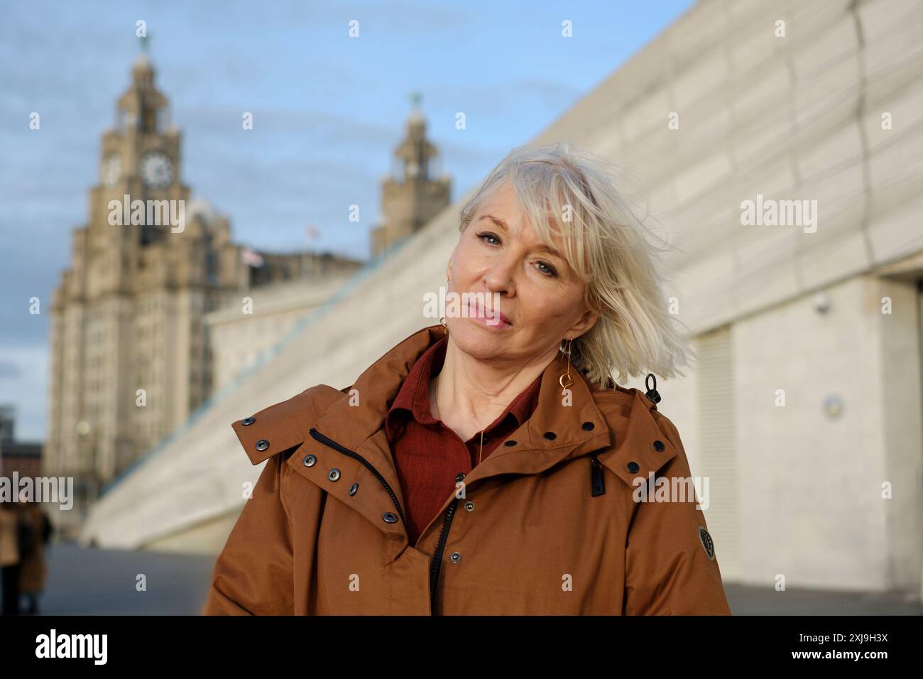 Nadine Dorries parlamentare conservatrice fino al 2023 nella sua città natale di Liverpool con il Liver Building sul retro. Foto Stock