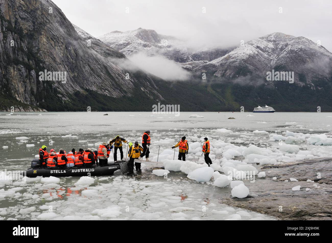 Passeggeri dalla nave da crociera Stella Australis che atterra per vedere il ghiacciaio Pia, Cordillera Darwin, ramo nord-est del Canale di Beagle, Terra del fuoco, Foto Stock